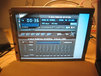 X-Session mit KDE; OFSP6 als mp3-Player mit XMMS; Ein anderer Rechner spielt die Musik ab